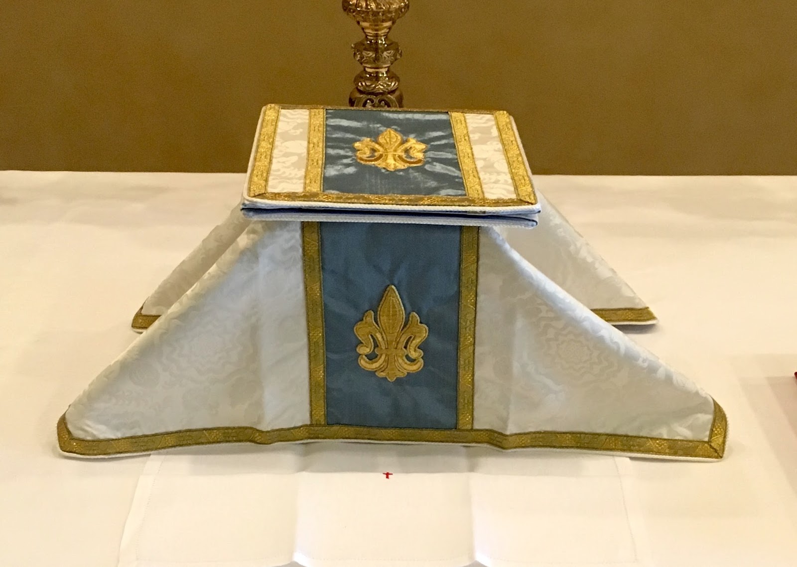 The chalice veil and burse on the altar